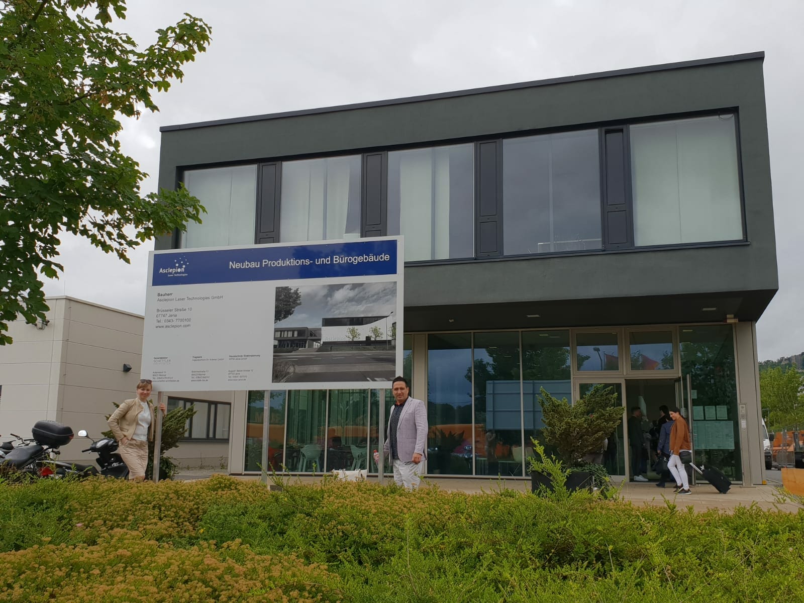 El Doctor Mendieta visita la fábrica del Láser Erbium Yag en Jena, Alemania